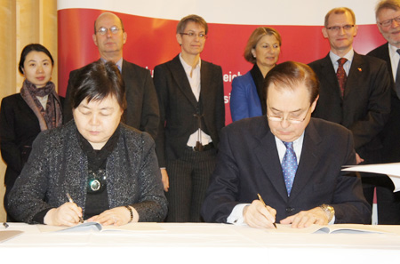 保护基金公司与欧洲存款保险论坛签署合作备忘录　　　　　（2011年12月·柏林）
